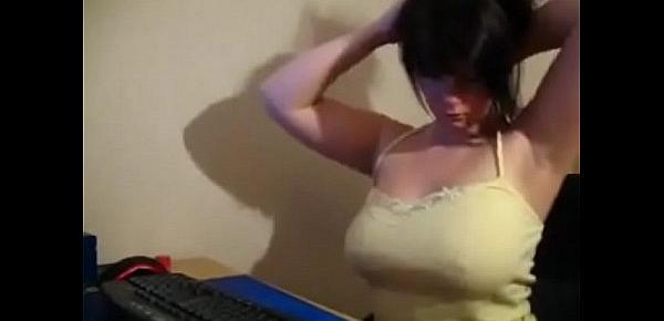  hausfrau rubbelt sich die muschi vor der webcam